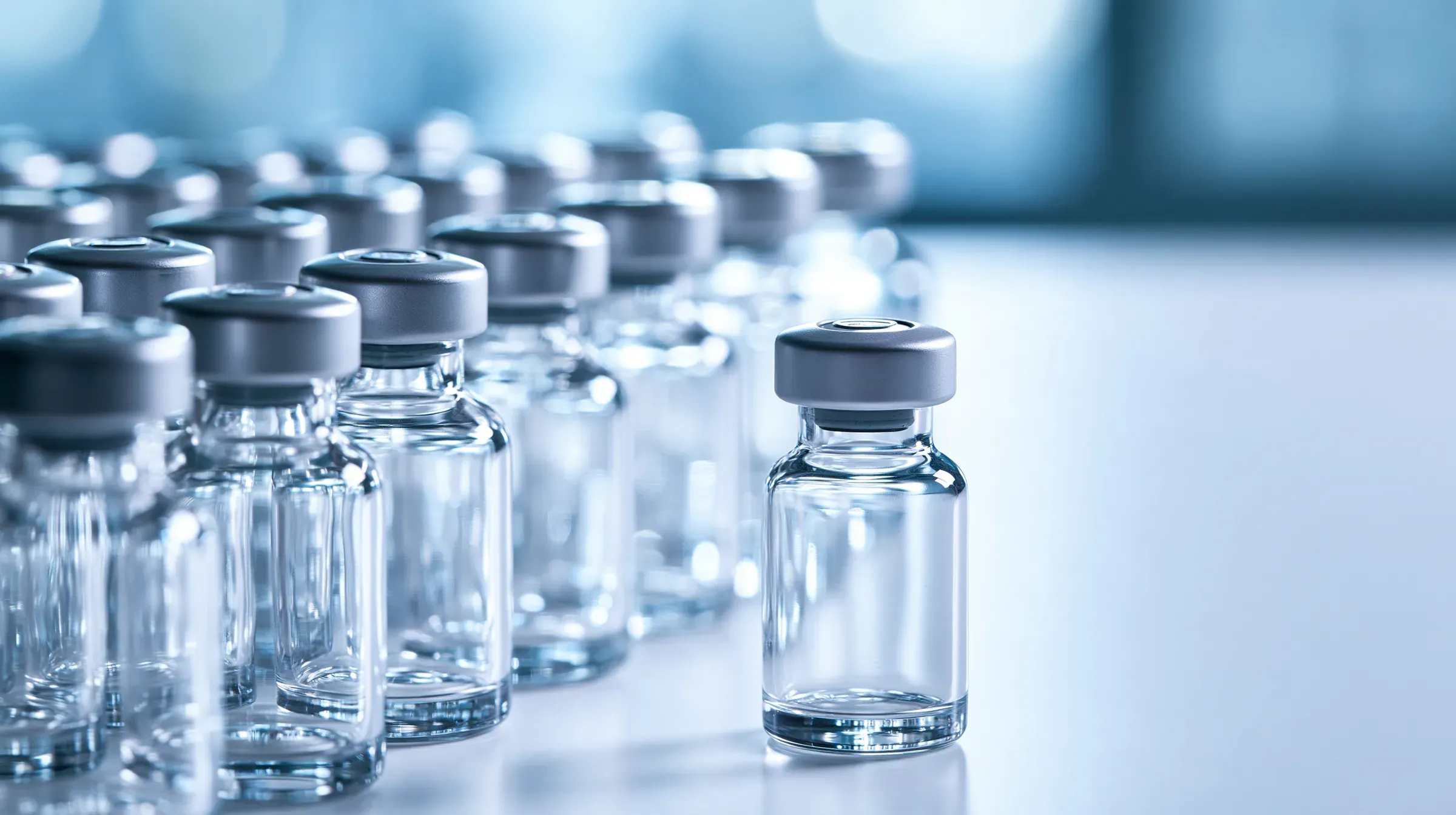 Viales de vidrio farmacéutico en una mesa de laboratorio