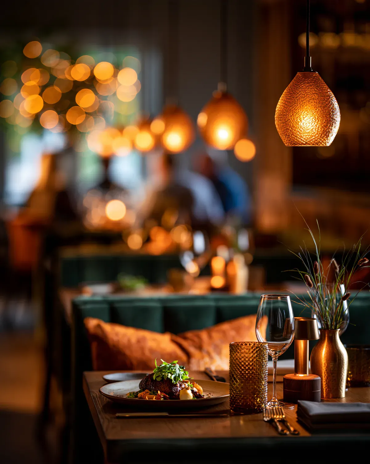 Salón del restaurante de noche con luces cálidas
