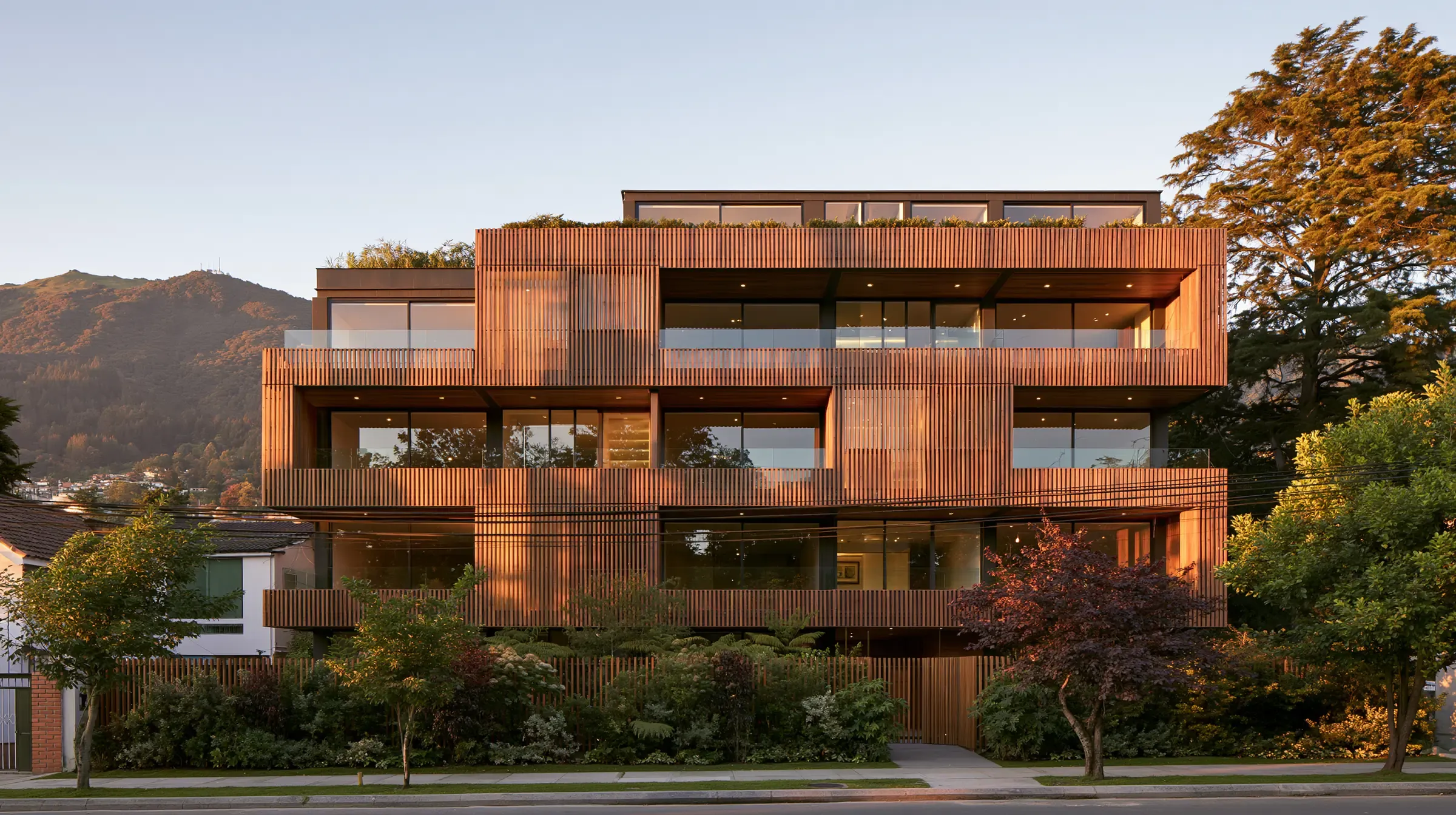 Edificio residencial con fachada de listones de madera al atardecer