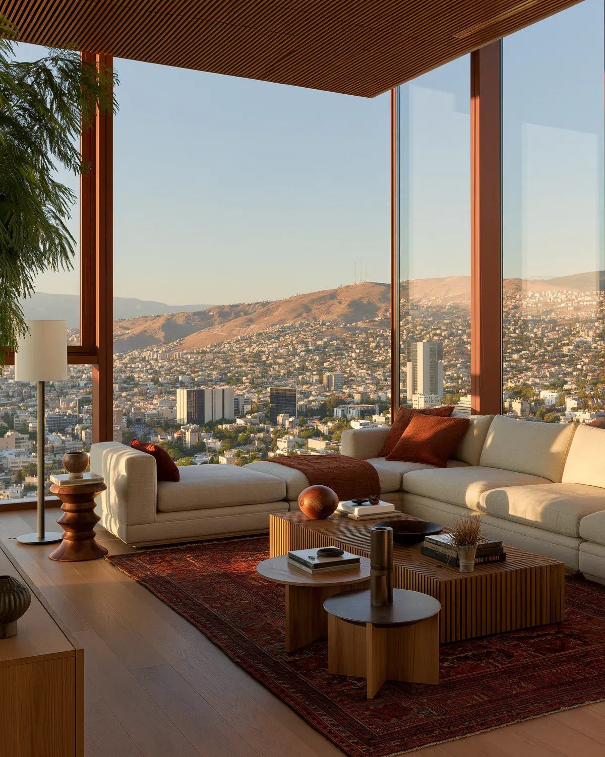 Sala de apartamento con ventanales hacia la ciudad