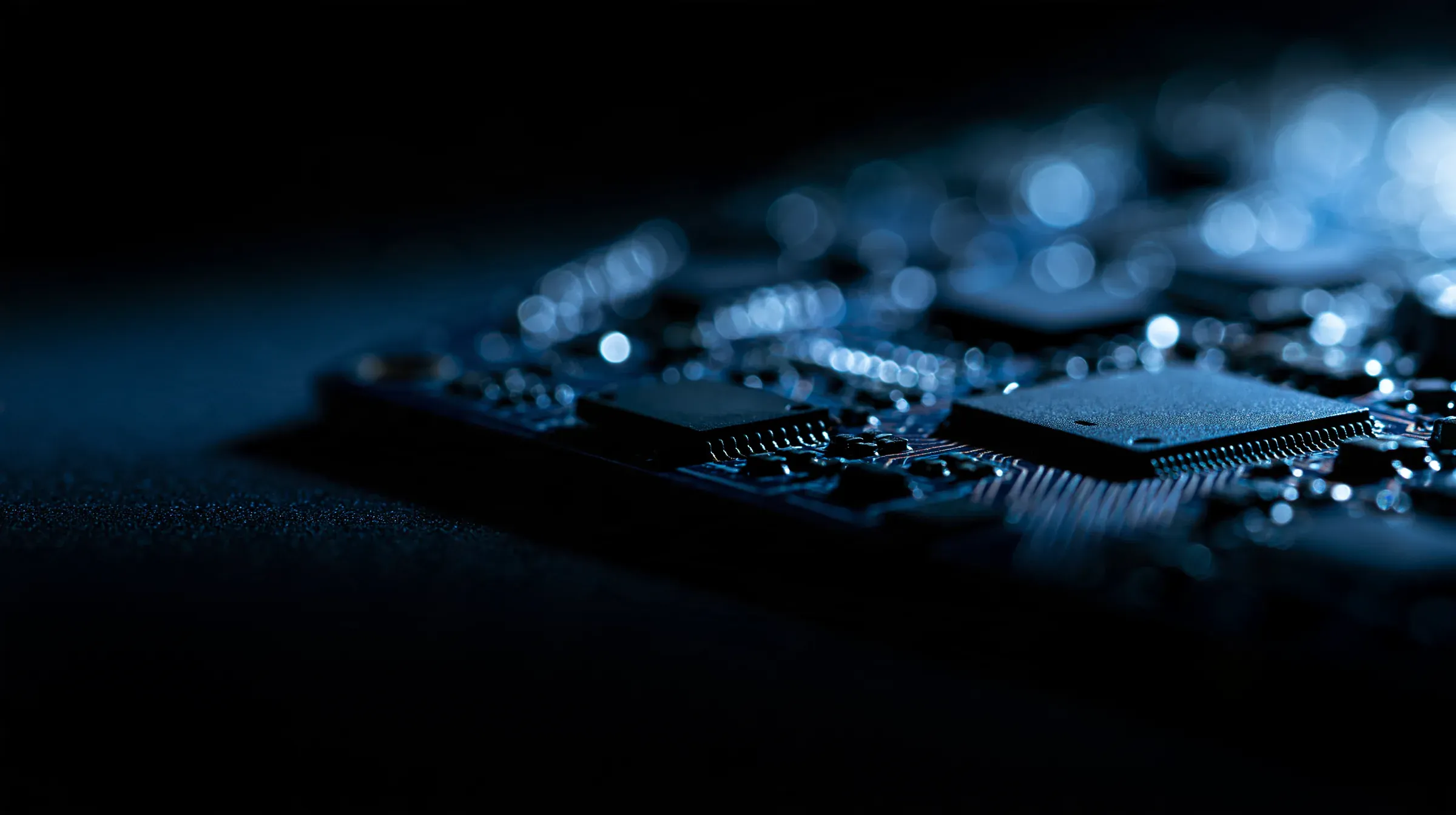 Macro de una tarjeta de circuitos iluminada en azul